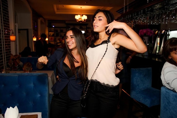 Ведущая пост-шоу Холостяк повеселилась в столичном ресторане