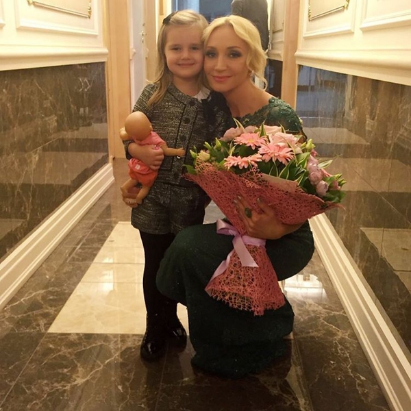 Четрехлетняя дочь Кристины Орбакайте трогательно перепела ее новый хит