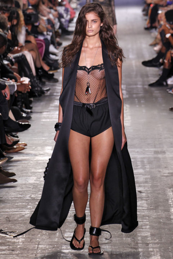 Равнение на обнажение: откровенные образы с Недели моды в Нью-Йорке