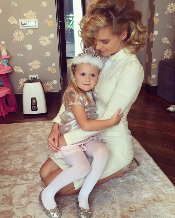 Дарт Вейдер, мишки Тедди и принцессы: Глюкоза выложила видео с юбилея дочери