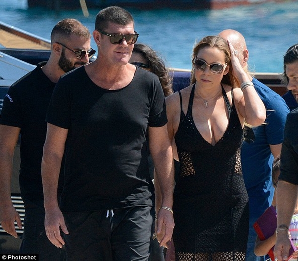 46-летняя Мэрайя Кери показала фигуру на отдыхе с бойфрендом-миллиардером