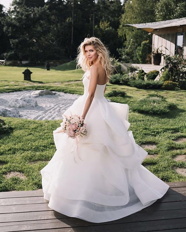 Вера Брежнева украсила обложку российского журнала