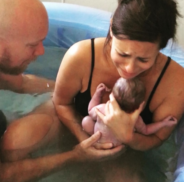 Акушерка опубликовала видео родов своей клиентки