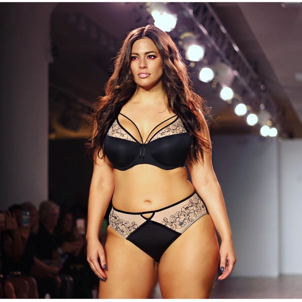 Модель plus size Эшли Грэм вышла на подиум Недели моды в Нью-Йорке
