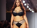 Модель plus size Эшли Грэм вышла на подиум Недели моды в Нью-Йорке