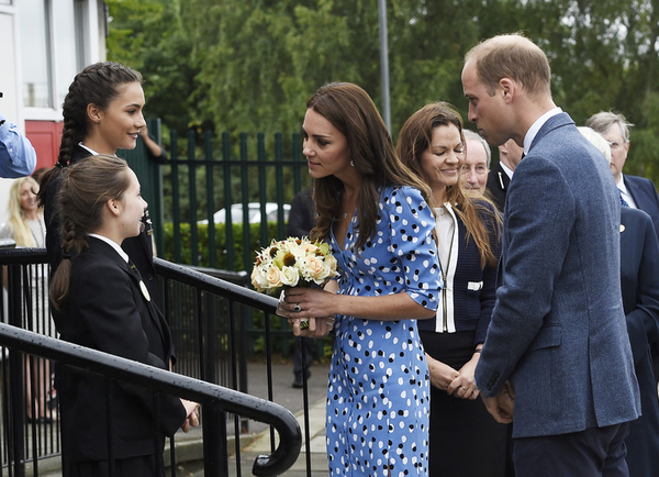Принц Уильям помог упавшему пожилому офицеру