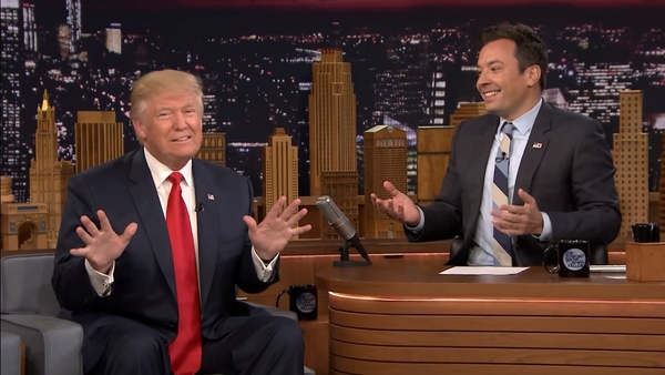 Джимми Фэллон взъерошил прическу Дональда Трампа