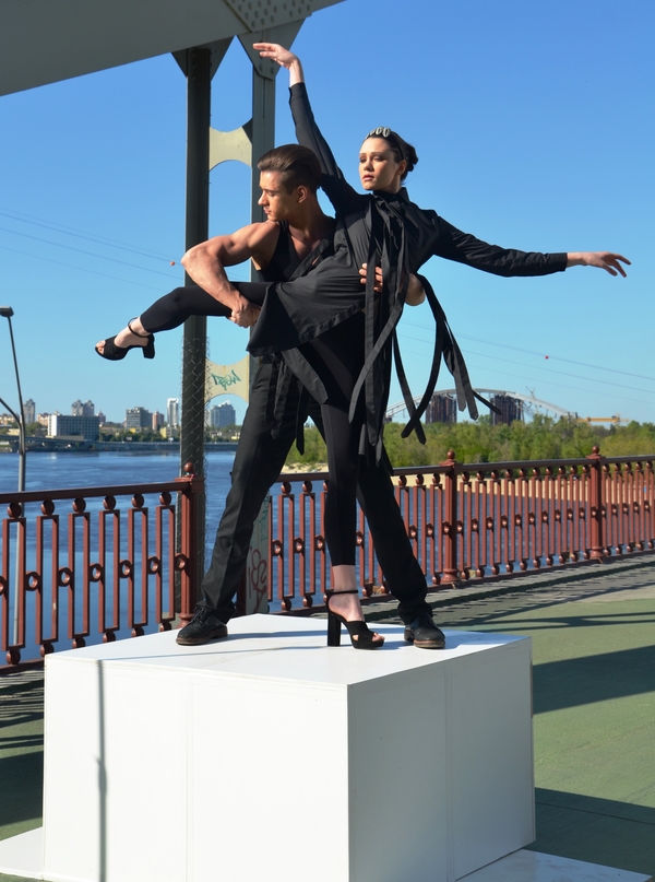 Участницы Супермодели по-украински 3 "танцевали" посреди Пешеходного моста