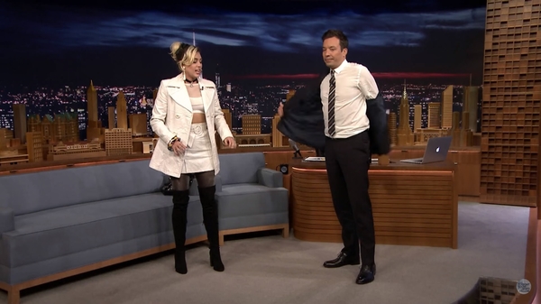 Майли Сайрус дала урок йоги Джимми Фэллону