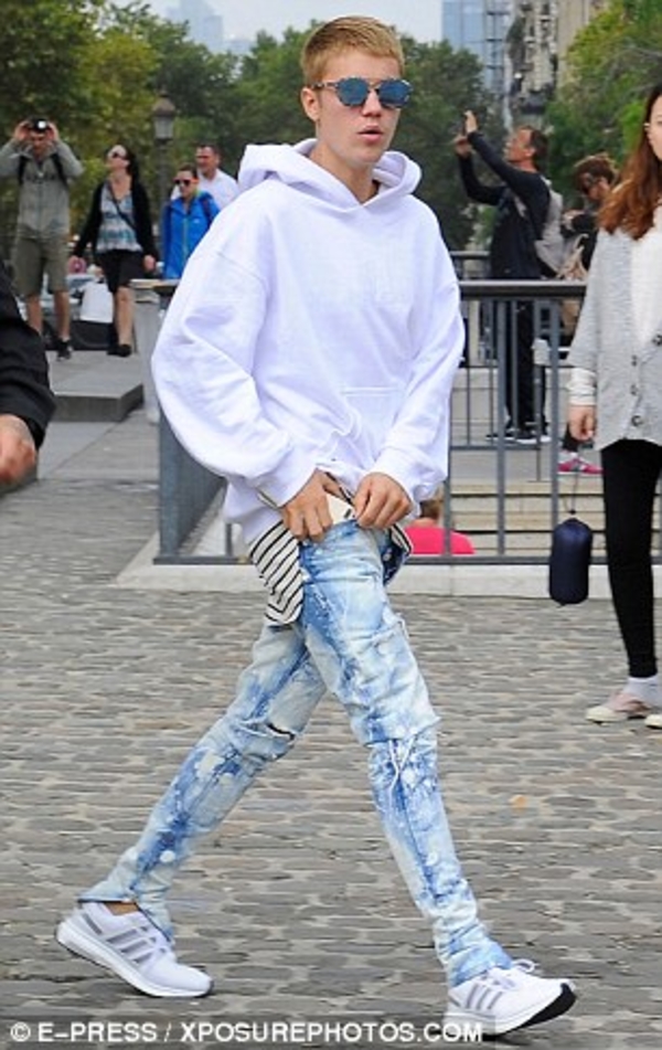 Джастин Бибер был замечен на прогулке по Парижу