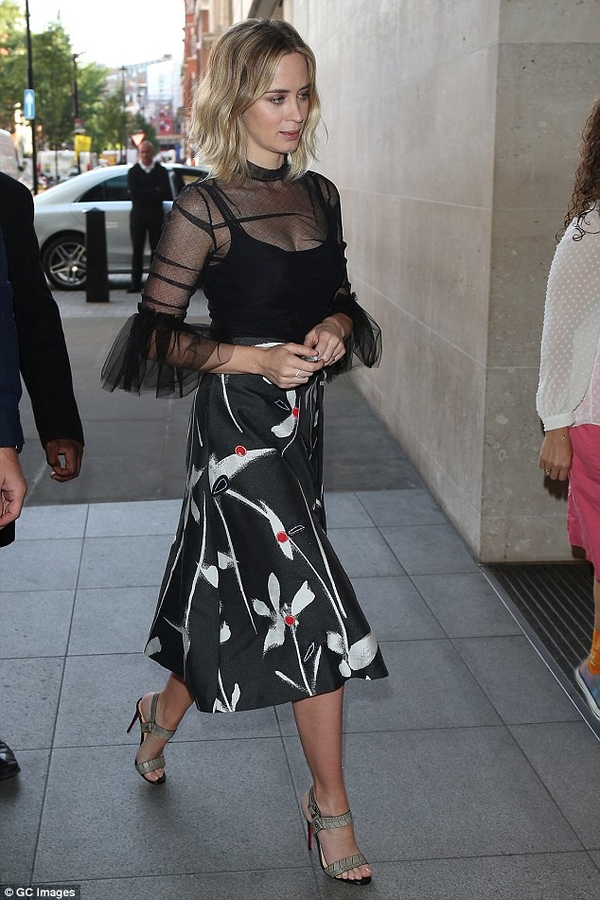 Эмили Блант поразила стройностью спустя месяц после родов