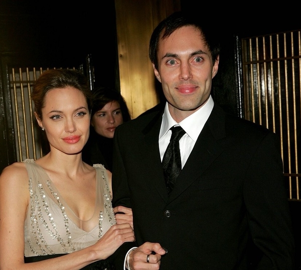 Развод Джоли и Питта: брат Анджелины взял на себя заботу о детях