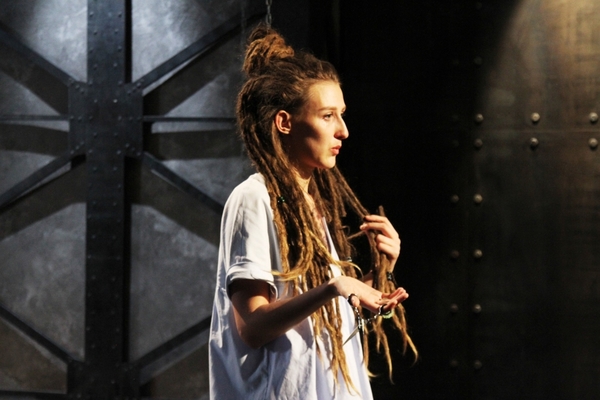 Супермодель по-украински: Косовской срезали дреды, а Ротар подарили словарь