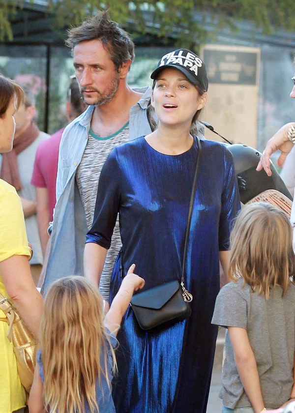 Марион Котийяр впервые вышла в свет после подтверждения беременности