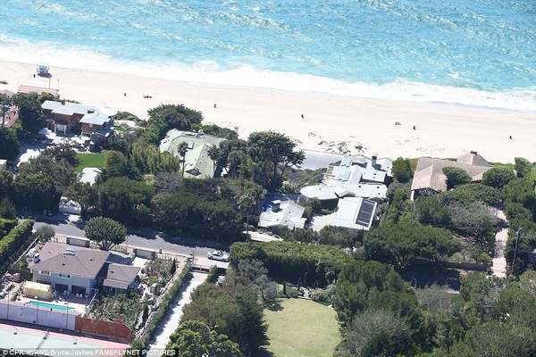 Джоли сняла роскошный дом в Малибу