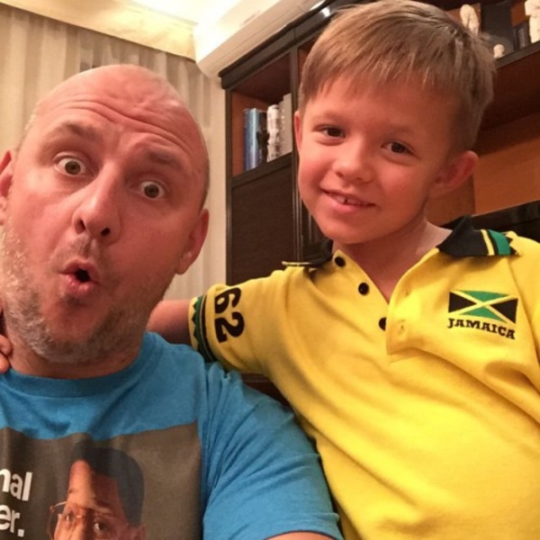 По стопам отца: сын Потапа зачитал рэп