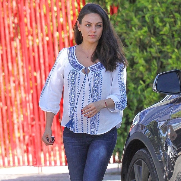 Беременная Мила Кунис в вышиванке вышла на прогулку с дочерью