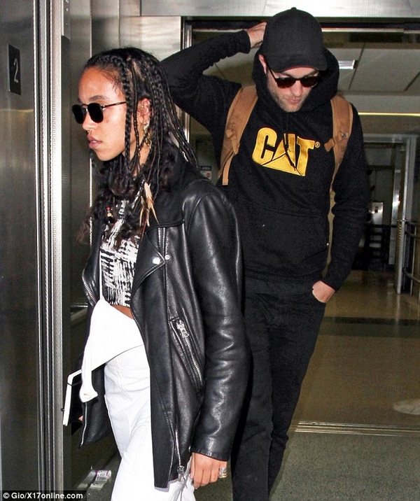 Роберт Паттинсон и его невеста были замечены в аэропорту Лос-Анджелеса