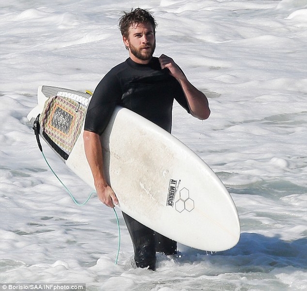 Лиам Хемсворт и его брат Люк посвятили день серфингу в Малибу