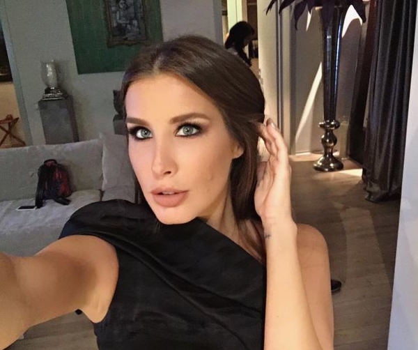 Кети Топурия похвасталась длинными ногами в мини