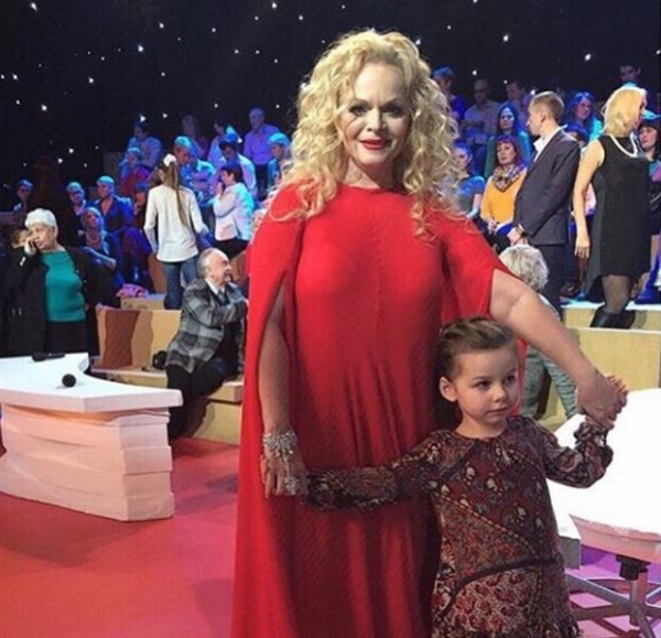 Что-то пошло не так: Долиной не удалось спеть на дне рождения внучки