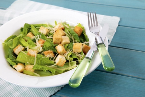 Как приготовить салат Цезарь: три вкусные идеи