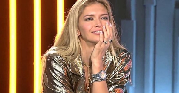 Вера Брежнева показала стройные ноги в пикантном костюме