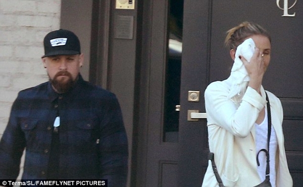 Камерон Диаз прятала лицо, выходя из клиники пластической хирургии