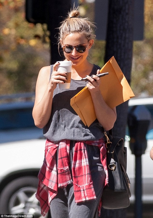 Кейт Хадсон без бюстгальтера вышла на прогулку по Лос-Анджелесу