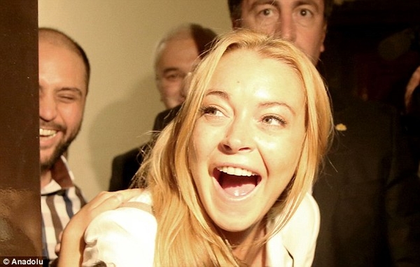 Линдси Лохан впервые появилась на публике после того, как потеряла палец