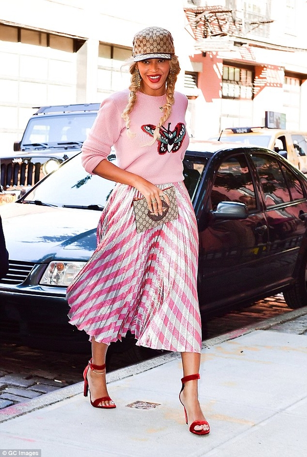 Бейонсе оделась во все розовое на прогулке по Нью-Йорку