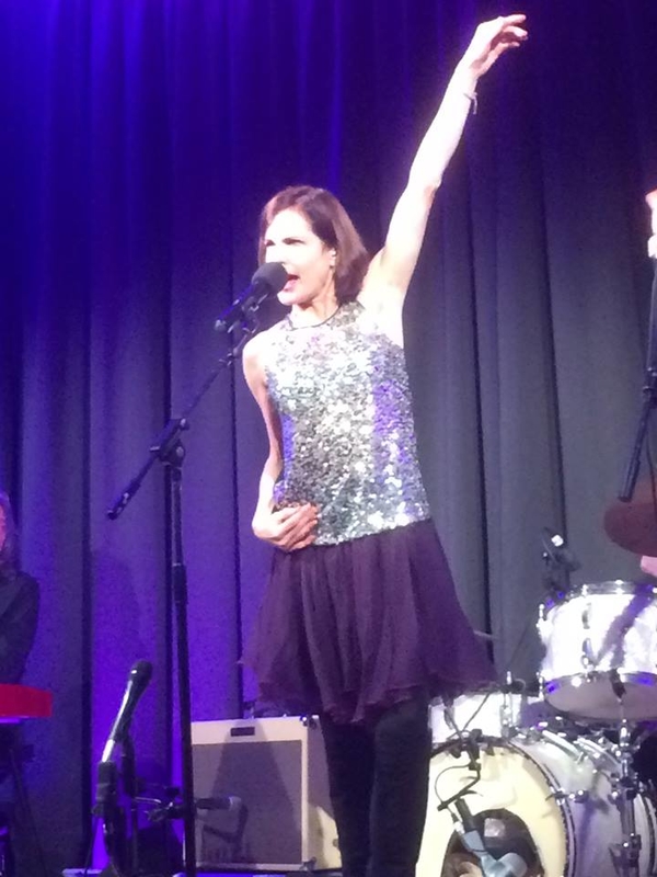 От леди до бунтарки: звезда сериала Аббатство Даунтон отыграла рок-концерт