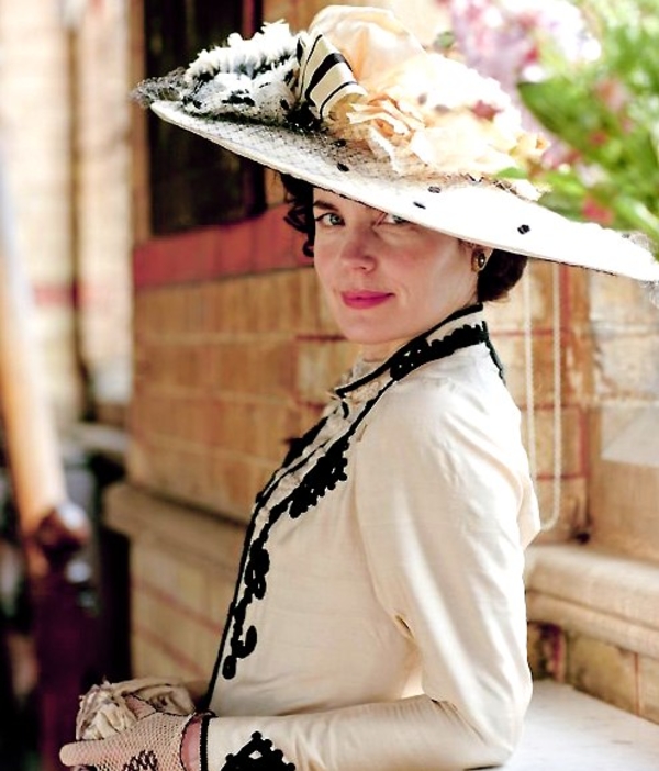 От леди до бунтарки: звезда сериала Аббатство Даунтон отыграла рок-концерт