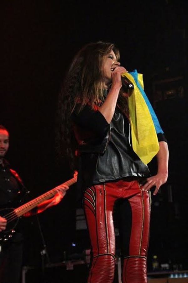 Руслана спела в Лондоне с украинским флагом