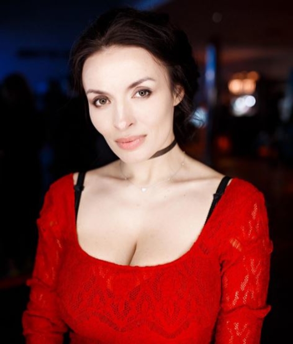 Надежда Мейхер в шелковом пеньюаре показала себя во всей красе