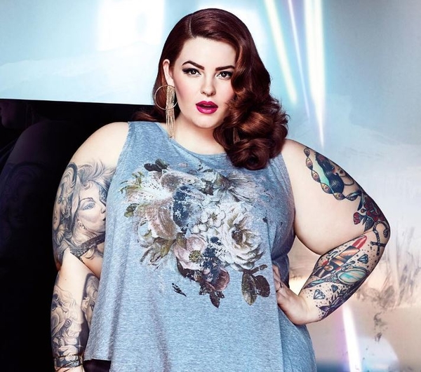 Модель plus-size Тесс Холлидей опубликовала селфи в нижнем белье