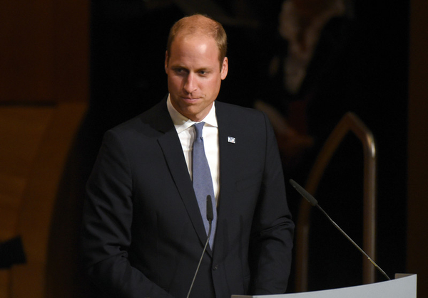 Принц Уильям посвятил в рыцари знаменитого британского певца