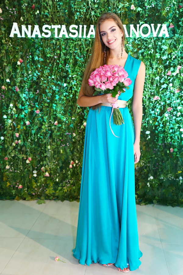 Мисс Украина 2016 Александра Кучеренко открыла показ Анастасии Ивановой