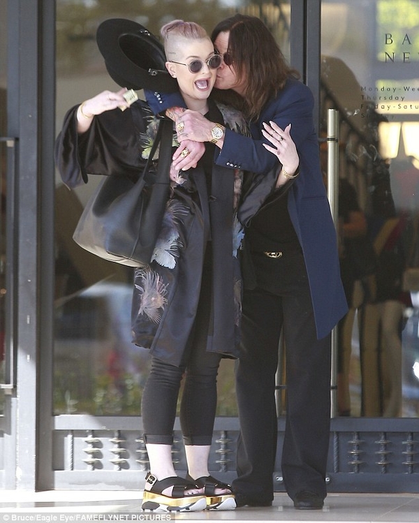 Счастливая семья: Оззи Осборн с дочкой Келли мило обнимались на шопинге