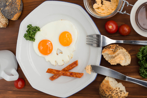 Как приготовить яичницу на Хэллоуин в виде черепа