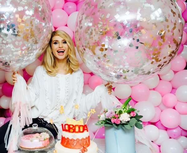 Фанаты Лободы в день ее рождения устроили международный флешмоб