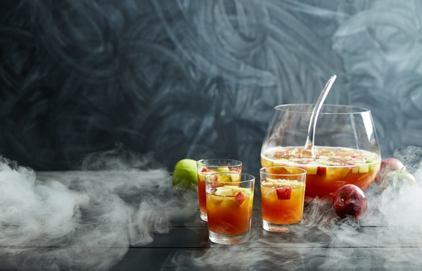 Коктейли на Хэллоуин: как приготовить яблочную сангрию