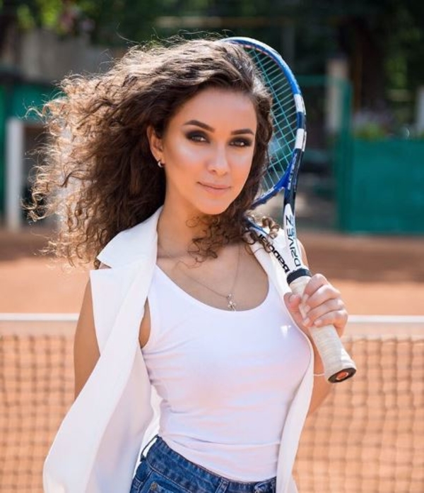 Экс-холостячка Анетти выложила романтичное СМС от тайного поклонника