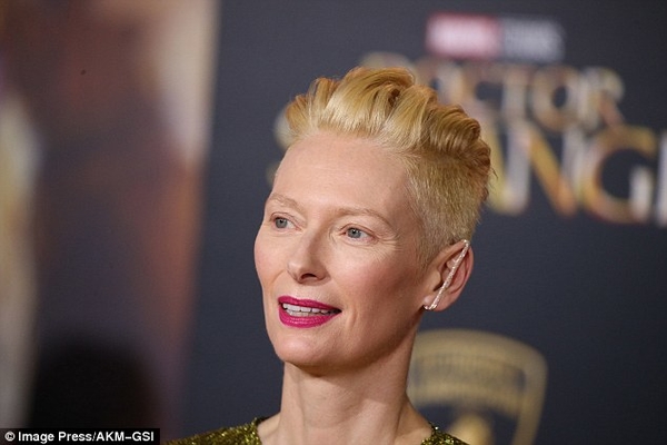 Тильда Суинтон пришла на премьеру фильма в золотом наряде