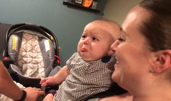 Все поцелуи – мои: малышка расплакалась при виде целующихся родителей