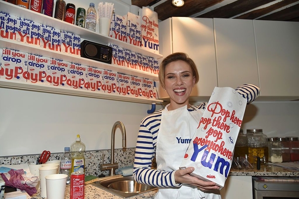 Скарлетт Йоханссон продавала поп-корн в центре Парижа