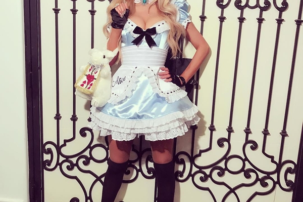 instagram.com/parishilton