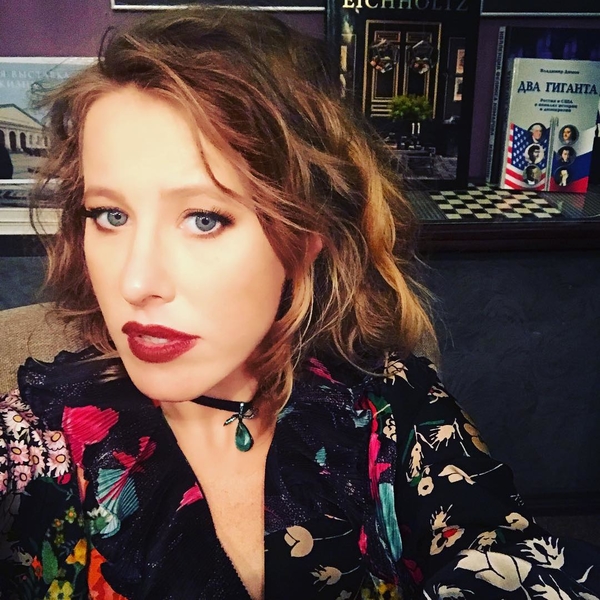 Ксения Собчак на последнем сроке беременности сделала стойку на руках