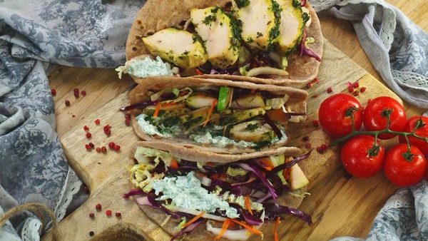 Как приготовить маринованную курицу с лепешками тако