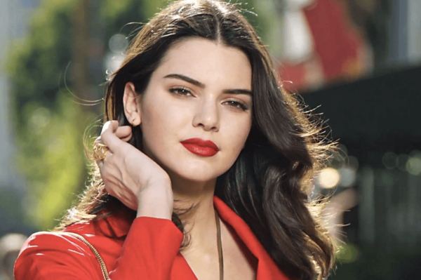 Кендалл Дженнер похвасталась покупкой дивана за баснословные деньги